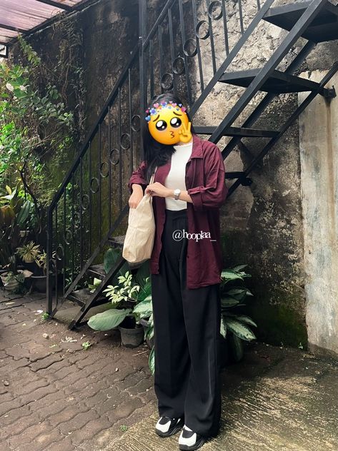 black cullote trousers oversize maroon shirt Maroon Outfit Ideas, Maroon Shirt Outfit, Maroon Hijab, Brown Hijab, Modest Shirt, Oversized Shirt Outfit, Maroon Outfit, Stylish Outfits Casual, Burgundy Shirt