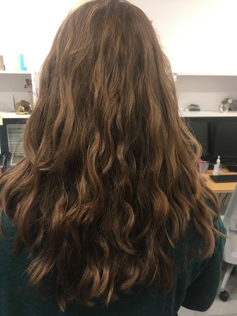 Layers On Frizzy Hair, Haircut Wavy, 2a Wavy Hair, 2a Hairstyles, 2a Haircut, Long Layered Wavy Hair, Wavy Hair Cuts With Layers, Long Layers Wavy Hair, Face Framing Layers Wavy Hair