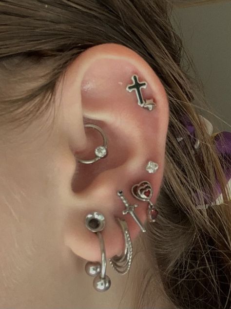 Infected Ear Piercing, Grunge Earrings, Cool Ear Piercings, Pretty Ear Piercings, Multiple Earrings, Cool Piercings, Cute Ear Piercings, Ear Style, Cute Piercings