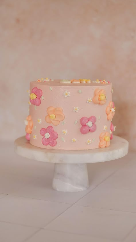 Fun Pink Birthday Cakes, Simple Pastel Birthday Cake, Birthday Cakes 10 Girl, Flower Cake First Birthday, Simple Groovy Cake, Cute Flower Cake Ideas, Cute Girl Birthday Cakes, Birthday Cake Daisy Flower, Pink Cake With Daisies