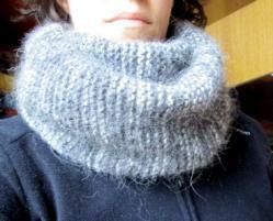 Le snood ou écharpe tube est l'accessoire tendance de l'hiver. Bien sûr, on en voit partout dans les magasins, mais il est également possible de tricoter un snood soi-même. Voici comment procéder. par Audrey Infinity Scarfs, Knitted Cowl, Crochet Neck Warmer, Ladies Scarf, Scarf Patterns, Crochet Scarf Pattern Free, Tube Scarf, Knit Poncho, Scarf Knitting Patterns