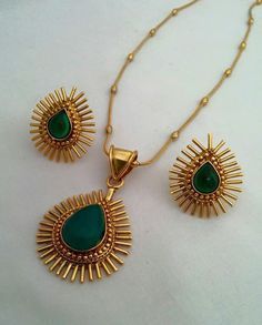 Pendent With Earrings Gold, Gold Pendent Designs Indian, Pendent Gold Design, Pendent Earrings Set Gold, Pendant Sets Indian Gold, Gold Lockets Indian Pendants, Chain Pendant Designs Gold, Gold Pendent Set Indian, Pendent Designs Gold