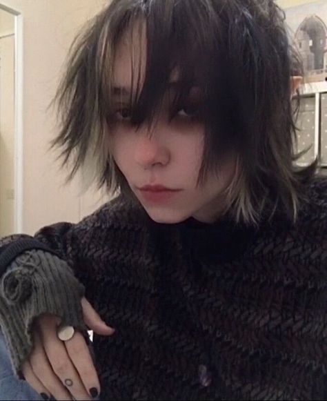 Raccoon Tail Hair Short, Raccoon Tail Hair, Alter Faceclaims, Raccoon Tail, Emo Boy Hair, Androgynous Hair, Short Grunge Hair, Tail Hair, Hair Stylies