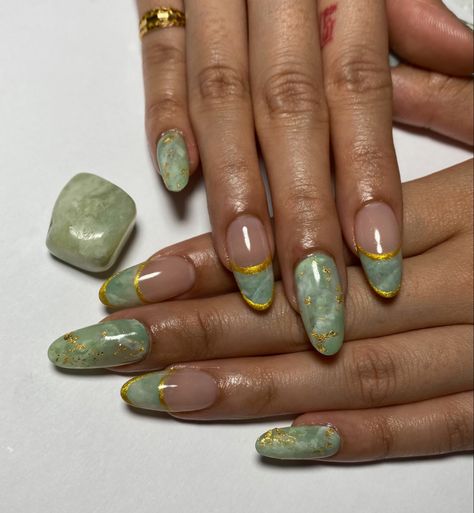 Sage And Gold Nails, Emerald Marble Nails, Bruja Nails, Sage Green And Gold Nails, Almond Nails With Gold, Nails With Gold Details, Green Nails Almond, Green Marble Nails, Fresh Nails