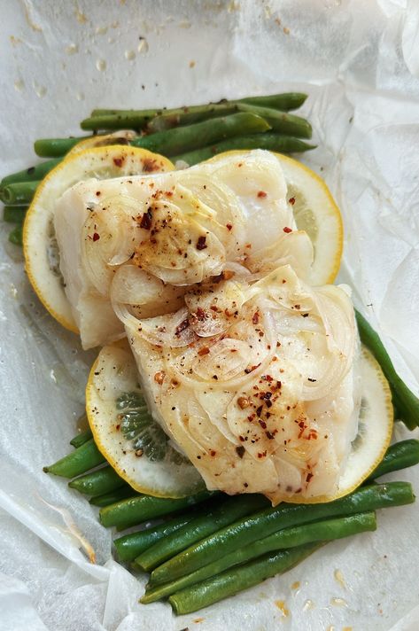 Cod en Papillote · Good Recipes Fish In Parchment Paper, Fish In Parchment, Parchment Paper Recipes, Papillote Recipes, Cooked Fish, Good Recipes, Crunchy Salad, Steamed Fish, French Cooking