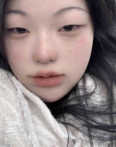 Body Moles Aesthetic, Mole Under Eye Aesthetic, Flat Nose Asian, Moles On Face, Monolid Eye Makeup, Creative Senior Pictures, Monolid Eyes, Monolid Makeup, Asian Makeup Looks