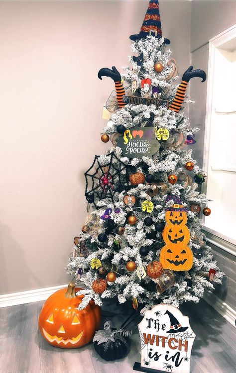 Halloween Xmas Tree, White Christmas Tree Halloween, Christmas Tree Halloween Decor, Halloween Black Christmas Tree Ideas, Halloween Tree Decorations, Glow Halloween, Halloween Christmas Tree, Nightmare Before Christmad Tree, Holiday Tree Decorations