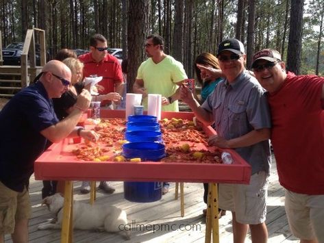 Crawfish Boil Table, How To Boil Crawfish, Crawfish Cooker, Crawfish Table, Texas Galveston, Roast Ideas, Shrimp Boil Party, Low Country Boil Party, Crawfish Boil Recipe