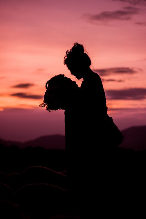 horizon silhouette person cloud sunrise sunset morning dawn dusk love evening romance together vietnam emotion interaction the sea those weak coupple a hug Sunrise Couple Aesthetic, Sunrise Photography Couples, Sunset Watching Couple, Cute Couple Hugging Sunset, Romantic Sunset Couple, Man And Woman Silhouette, Cross Silhouette, Love Wallpapers Romantic, Sunset Sea