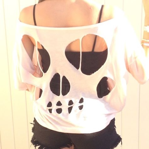 Skeleton Cut Out Shirt, How To Make Oversized Shirts Fit, Skeleton Shirt Diy, Alternative Fashion Diy, Ways To Cut Shirts, Alt Diys, Diy Clothes Projects, Making My Own Clothes, Clothing Diys