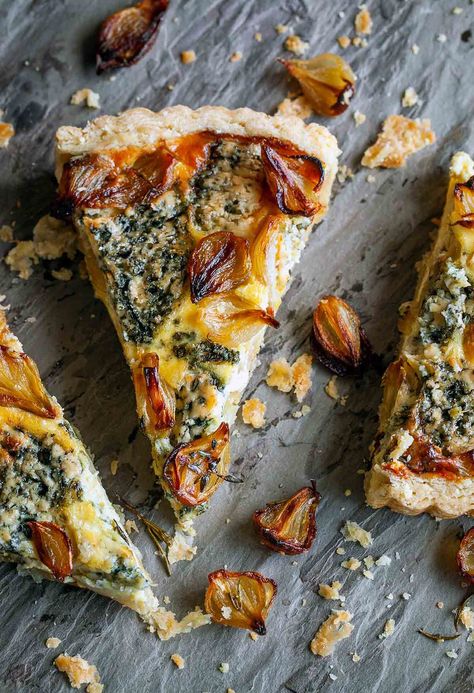 Onion and Blue Cheese Tart Recipe | Leite's Culinaria Blue Cheese Pie, Blue Cheese Quiche Recipes, Blue Cheese Breakfast, Recipes With Blue Cheese Crumbles, Bleu Cheese Recipes, Blue Cheese Quiche, Savory Tart Recipes, Tart Savory, Chicken Blue Cheese