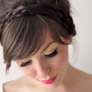 Braided headband with side swept bangs Prov 31, Swept Bangs, Smink Inspiration, Head Gear, Side Swept, Penteado Cabelo Curto, Braided Hairstyles For Wedding, Holiday Hairstyles, Braided Hairstyles Tutorials