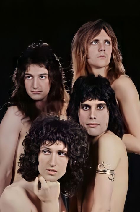 Queen 70s Band, Queen Poster Band, Queen Pfps Band, Queen Drummer, Queen Poster, Freddy Mercury, Queen Photos, Roger Taylor, Queen Pictures