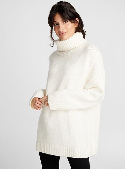 Bouclé knit oversized turtleneck | Simons #Christmas #Sweaters #MaisonSimons #Gift #Women Holiday Photos Outfits, Grand Fireplace, Outfit Building, Classic Casual Style, Festive Outfits, Nyc Outfits, Outfit Ideas For Spring, Turtleneck Jumper, Flamboyant Gamine