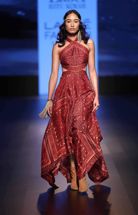 The 10 biggest trends from Lakme Fashion Week Winter / Festive Rajasthan Inspired Fashion, Gujarat Traditional Dress, Indian Fashion Trends 2023, Indian Fashion 2024, 2024 Indian Fashion Trends, Ritu Kumar Dress, Ritu Kumar Collection, Elegant Classy Dresses, Indian Fashion Show