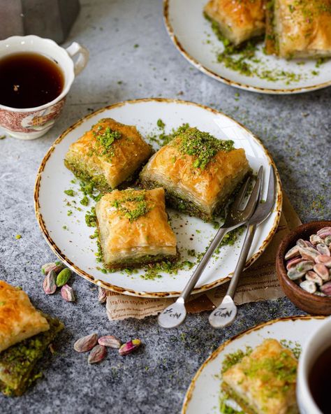 Betül on Instagram: “Let's make baklava! I mean who doesn't like a deliciously sweet dessert like baklava? Pistachio Baklava Ingredients 1 lb phyllo (filo)…” Baklava Food Photography, Baklava Photography, Baklava Aesthetic, Baklava Video, Arabian Dessert, Baklava Pistachio, Pistachio Baklava, Raw Pistachios, Turkish Baklava