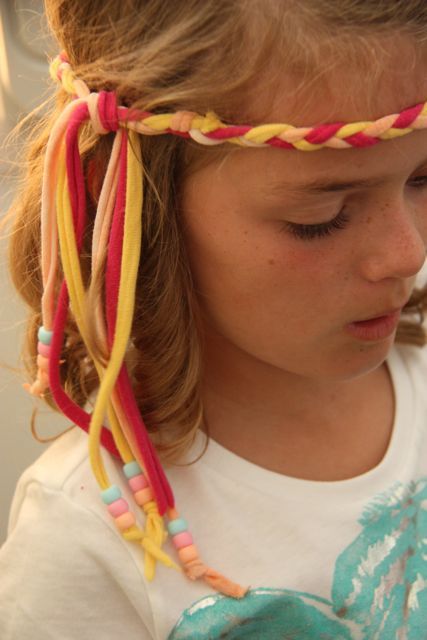 Hippie headband tutorial from This Mama Makes stuff    thismamamakesstuf... Groovy Crafts For Kids, Diy Hippie Costume For Women, Hippie Activities, Diy Hippie Clothes, Hippie Costume Diy, Hippie Birthday Party, Hippie Crafts, Hippie Headband, Hippie Kids