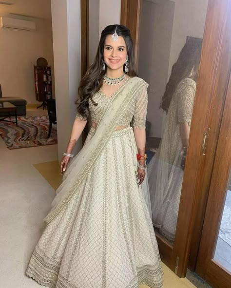 Brides Who Wore Astounding Anushree Reddy Bridal Lehengas White Lengha Outfit, White Lehenga Blouse Designs, Engagement Lehanga Outfits, Unique Engagement Dress For Bride Indian, Cream Colour Lehenga, Engagement Lehenga For Bride, Engagement Lengha, Hairstyle On Lehenga, Lehenga Draping Styles