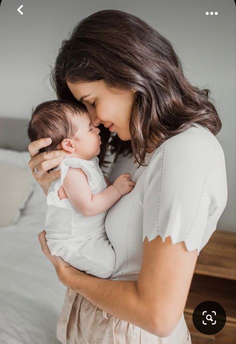 Newborn Mum Photography, Posing With A Newborn, Mum And Newborn Photography, Newborn In Home Family Session, Mom Newborn Photoshoot, Newborn Photography Poses Parents, Mom And Baby Newborn Pictures, Studio Lifestyle Newborn Photography, Mom And Baby Photography At Home