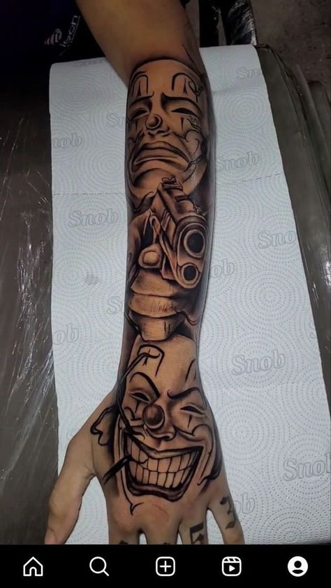 Freestyle Tattoo, Feather Tattoo For Men, Chicano Tattoos Sleeve, Clown Tattoo, Chicano Style Tattoo, Chicano Tattoos, Cartoon Character Tattoos, Chicano Art Tattoos, Half Sleeve Tattoos For Guys