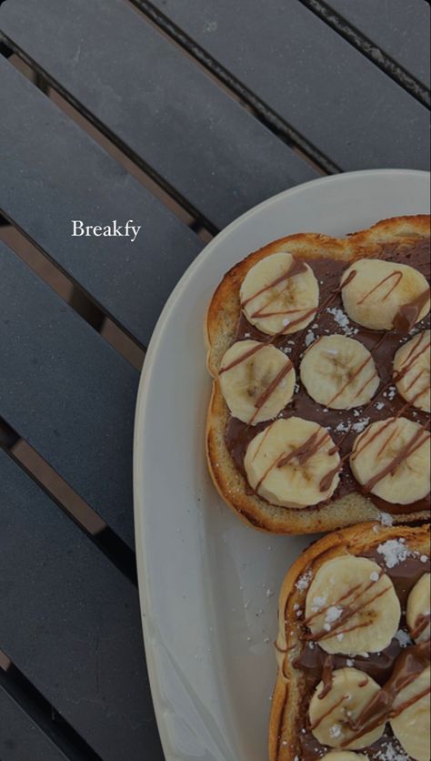 Nutella Breakfast Ideas, Canteen Recipes, Nutella And Banana Recipes, Nutella And Banana Sandwich, Banana Toast Aesthetic, Nutella Toast Aesthetic, Banana On Toast, Pb And Banana Toast, Nutella And Banana Toast