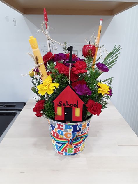 Teacher Flower Arrangements, Back To School Flower Arrangements, Graduation Floral Arrangements, Back To School Centerpieces, Teacher Centerpieces, Flowers For Teachers, School Centerpieces, Teacher Graduation Party, Ag Science