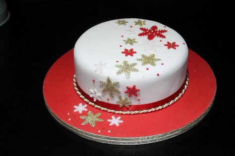 snowflake christmas cake by Andrias cakes scarborough, via Flickr Christmas Cake Designs Fondant, Xmas Cake Decorating, Winter Torte, Xmas Cakes, Pear And Almond Cake, Christmas Cakes Easy, Christmas Cake Designs, New Year's Cake, Christmas Cake Recipes