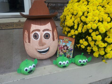 Toy story pumpkins Toy Story Scarecrow, Toy Story Pumpkin Painting, Toy Story Pumpkin Ideas, Toy Story Pumpkin, Potato Character, Storybook Pumpkin, Disney Pumpkin Painting, Book Character Pumpkins, Story Book Pumpkin