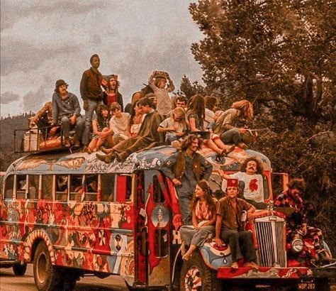 Hippie Asethic, 70s Hippie Aesthetic, Hippy Aesthetic, Hippie Pictures, Hippie Commune, Mundo Hippie, Hippie 60s, 60s Hippie, Hippie Bus