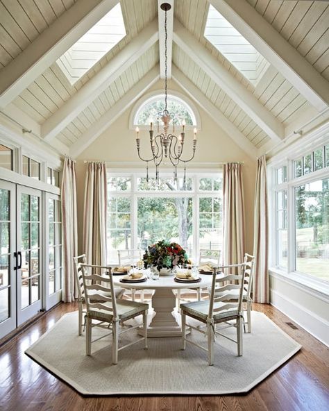 60 Most sensational sunroom design inspirations Vaulted Ceiling Ideas, Shiplap Ceiling, Sunroom Designs, Beautiful Dining Rooms, Southern Homes, Cathedral Ceiling, Traditional Interior, Vaulted Ceiling, Breakfast Nook