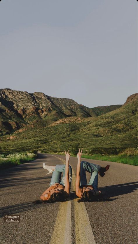 Best Friends Photo Poses, Aesthetic Photoshoot Friends, Cute Picture Poses With Best Friend, Photoshoot Ideas For Friends, Friends Shoot Ideas, Outdoor Friend Photoshoot, Back Road Photoshoot, Cool Poses Two People, Photo Shoot Ideas With Best Friend