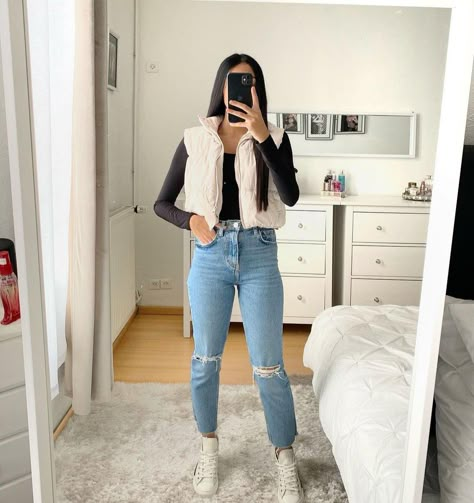 White Fuzzy Vest Outfit, Outfits With White Vest, Outfit Chaleco Blanco, Chaleco Blanco Outfit, Tokyo Winter Outfit, White Puffer Vest Outfit, Chaleco Puffer, Eurotrip Outfits, Outfits Bonitos