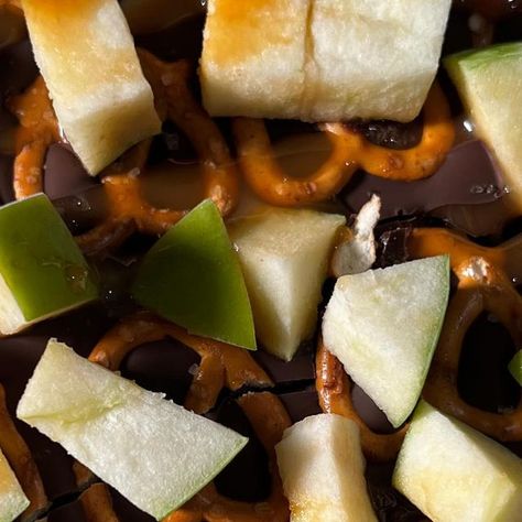 Chef it up with Lani on Instagram: "Caramel apple chocolate bark🍏🍫 recipe creds to @kalejunkie she has some awesome recipes and this one was a delicious sweet treat for fall! 😍 Ingredients - 1 green apple - 6 oz of semi sweet chocolate with a 1/2 tbsp coconut oil - pretzels - caramel sauce - sea salt Put your chocolate chips into a microwave safe bowl and add coconut oil. Microwave your chocolate in 30 sec intervals and stir after each interval. This prevents chocolate from over cooking Apple 6, Chocolate Bark Recipe, Bark Recipe, Chocolate Bark, Caramel Sauce, Green Apple, Semisweet Chocolate, Caramel Apples, Coconut Oil