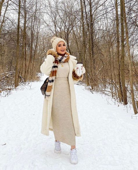 Snowfall Photoshoot, Snowfall Outfits, Winter Hijab Outfits Casual, Casual Outfits With Skirts, Casual Winter Skirt, Muslim Winter Outfits, Hijab Fashion Inspiration Winter, Skirts With Hijab, Ootd Hijab Skirt