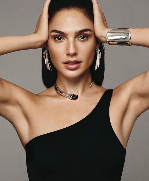 Gal Gadot in Elle US December 2017 by Paola Kudacki Gal Gabot, Elle Us, Gal Gadot Wonder Woman, Wonder Women, Elle Magazine, Amanda Seyfried, Gal Gadot, Woman Crush, Celebrities Female