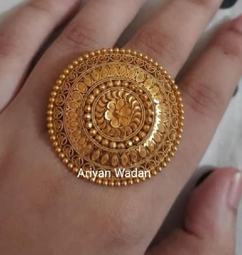 Gold Earrings Designs Bengali, Jodha Ring, Jodha Ring Design Gold, Gold Tops Earrings Indian, Gold Jewelry Bengali, Noa Design Gold Bengali, Bengali Gold Ring Design, Bollywood Style Gold Bangle Hand Set, Gold Jewelry Prom