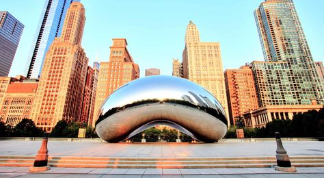 These Chicago attractions are a must if you're in the city, including museums, skyscrapers, parks and more things to do. Chicago Tourist Attractions, Chicago Places To Visit, Millennium Park Chicago, Travel Trivia, Chicago Attractions, Chicago Travel Guide, Buckingham Fountain, Chicago Tours, Millennium Park