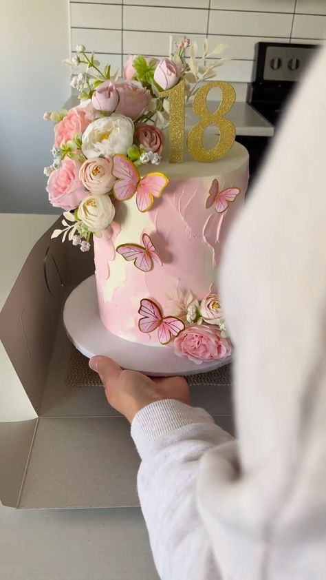 Sophiascakehouse | How to add fresh flowers to a cake, creating removable top using an extra cardboard round! This technique allows you to decorate the cake… | Instagram Fresh Flower Cake, Cake Wedding, Home Bakery, Box Packing, Home Baking, Cake Decorating Tips, Flower Cake, Decorating Tips, Fresh Flowers