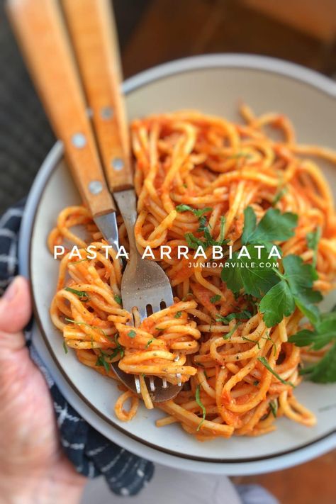 Pasta Arrabiata Recipe from scratch Pasta Arrabiata Recipe, Pasta Arrabiata, Pasta Appetizers, Valentines Food Dinner, Creamy Tomato Pasta, Spicy Pasta, Seafood Pasta Recipes, Easter Dinner Recipes, Makanan Diet