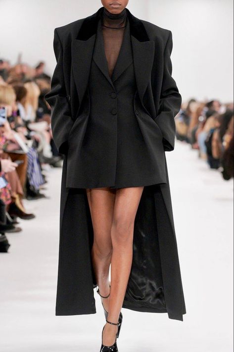 Givenchy Women Outfit, Givenchy Aesthetic Clothes, Givenchy Editorial, Givenchy Outfits Women, Givenchy Clothes, Givenchy Aesthetic, Reflection Fashion, Givenchy Outfit, Givenchy Fashion Show