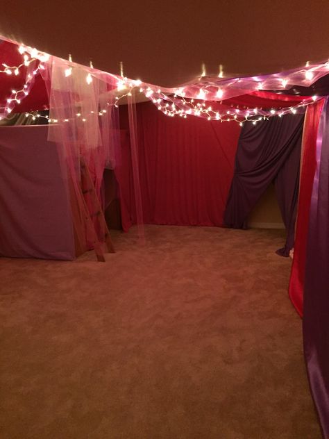 Fort Room Ideas, Slumber Party Fort Ideas, Couch Fort Ideas Living Rooms, Fort Ideas Easy, Fort Ideas Indoor Easy, Pillow Fort Aesthetic, Sleepover Fort Ideas, Pillow Fort Ideas, Fort Ideas Indoor