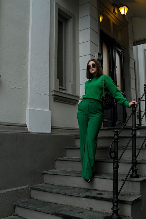 Monochromatic Outfit Green, Green Monochromatic Outfit, Green Monochrome Outfit, Green Trousers Outfit, All Green Outfit, Emerald Green Outfit, Green Sweater Outfit, Emerald Green Sweater, People On Social Media