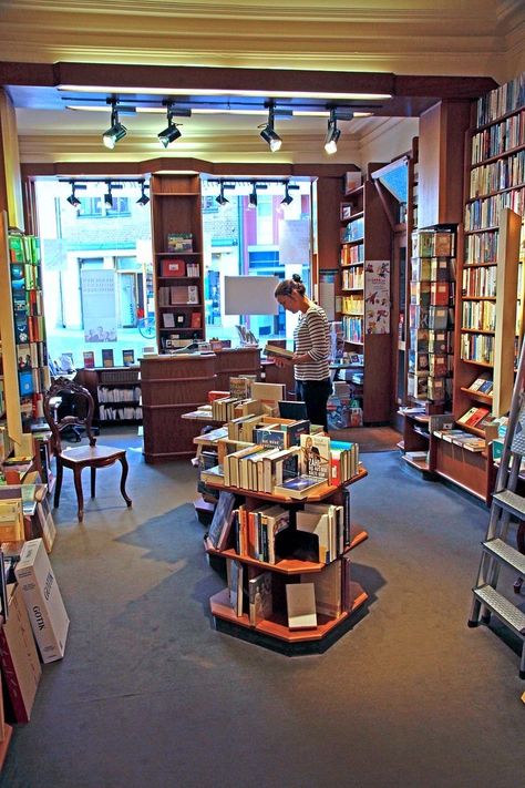 Bookstore Interior, Bookshop Café, Frida Kahlo Illustration, Bookstore Design, Future Library, Library Bookshelves, Bookstore Cafe, Decorating Bookshelves, Dream Library