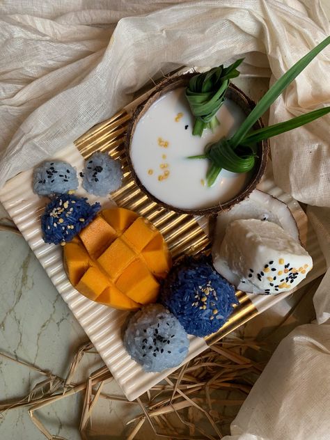 Mango Sticky Rice Aesthetic, Mango And Sticky Rice, Rice Aesthetic, Sticky Rice Recipe, Butterfly Pea Flowers, Thai Desserts, Dream Cafe, Food Flatlay, Pad Thai Sauce