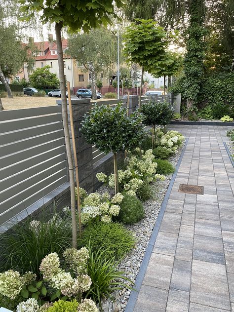 Landscape Ideas Garden, Modern Landscape Ideas, Front Garden Ideas Driveway, Simple Landscaping Ideas, Garden Ideas Driveway, Elegant Y2k, Simple Landscaping, Small Front Gardens, Front Gardens