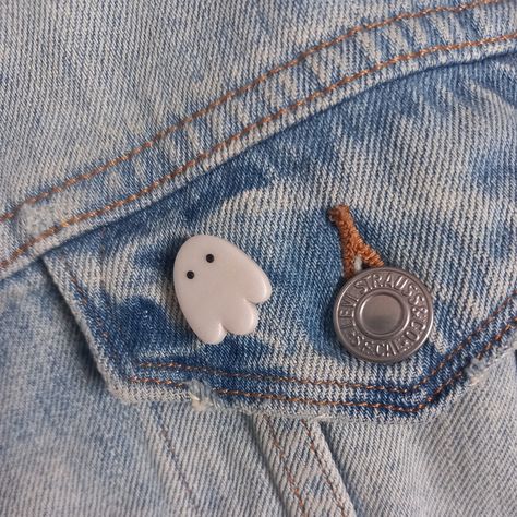 This cute ghost pin will look great on any bag or jacket! This cute ghost pin badge has been hadmade from pearl white polymer clay.A great way to add some personality to any bag or jacket! not given Handmade from polymer clay Air Dry Clay Brooch, Halloween Clay Jewelry, Cute Clay Magnets, Clay Pin Ideas, Cute Clay Pins, Air Dry Clay Pins, Ceramic Pins, Polymer Clay Pins, Ghost Bag