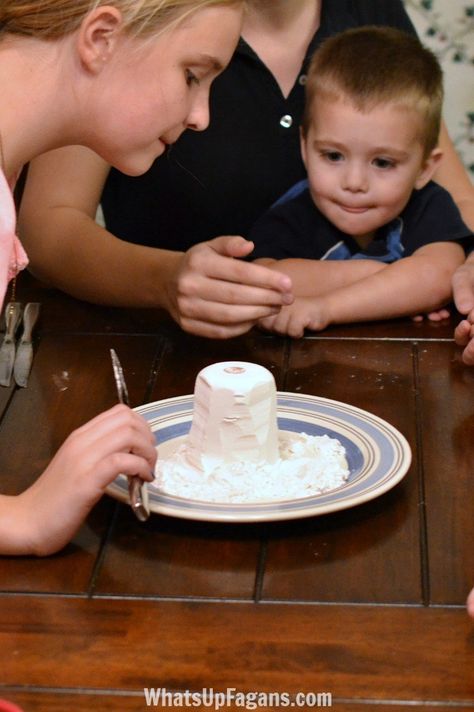 Flour Game, Camp Party, Reunion Games, Family Reunion Games, Fun Christmas Games, Christmas Games For Family, Family Party Games, Fun Memories, Extremely Funny