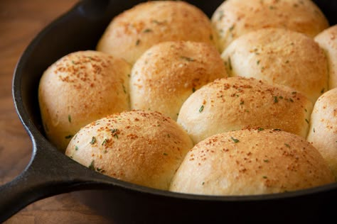 Cast Iron Garlic Rolls – Rhodes Bake-N-Serv Dinner Rolls Recipes, Rhodes Bread Recipes, Yeast Dinner Rolls Recipe, Rhodes Rolls Recipes, Pasta Dinner Ideas, Yeast Dinner Rolls, Rhodes Recipes, Rhodes Bread, Rhodes Dinner Rolls