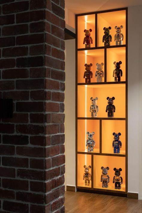 Bearbrick Display Ideas, Bearbrick 1000% Display, Bearbrick Interior Design, Kaws Figures In Room, Bearbrick Decoration, Kaws Display, Showcase Decor Ideas, Collectibles Display Ideas, Bearbrick Interior