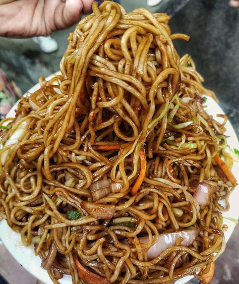 Desi style veg chowmein... Maggi Aesthetic Food, Noodles Streaks Snapchat, Maggie Noodles Snapchat Story, Pakistani Food Snapchat, Veg Chowmein, Aesthetic Food Noodle, Easy Chilli, Food For The Gods, Chilli Paneer